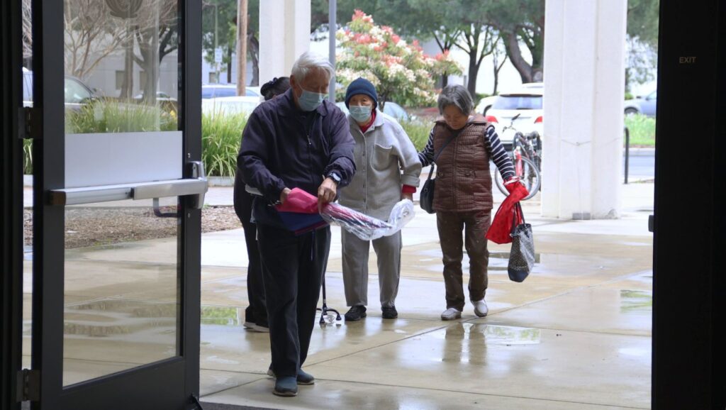 It was drizzling outside, and people with appointments for medical treatment entered the Thanksgiving Hall under the guidance of volunteers.