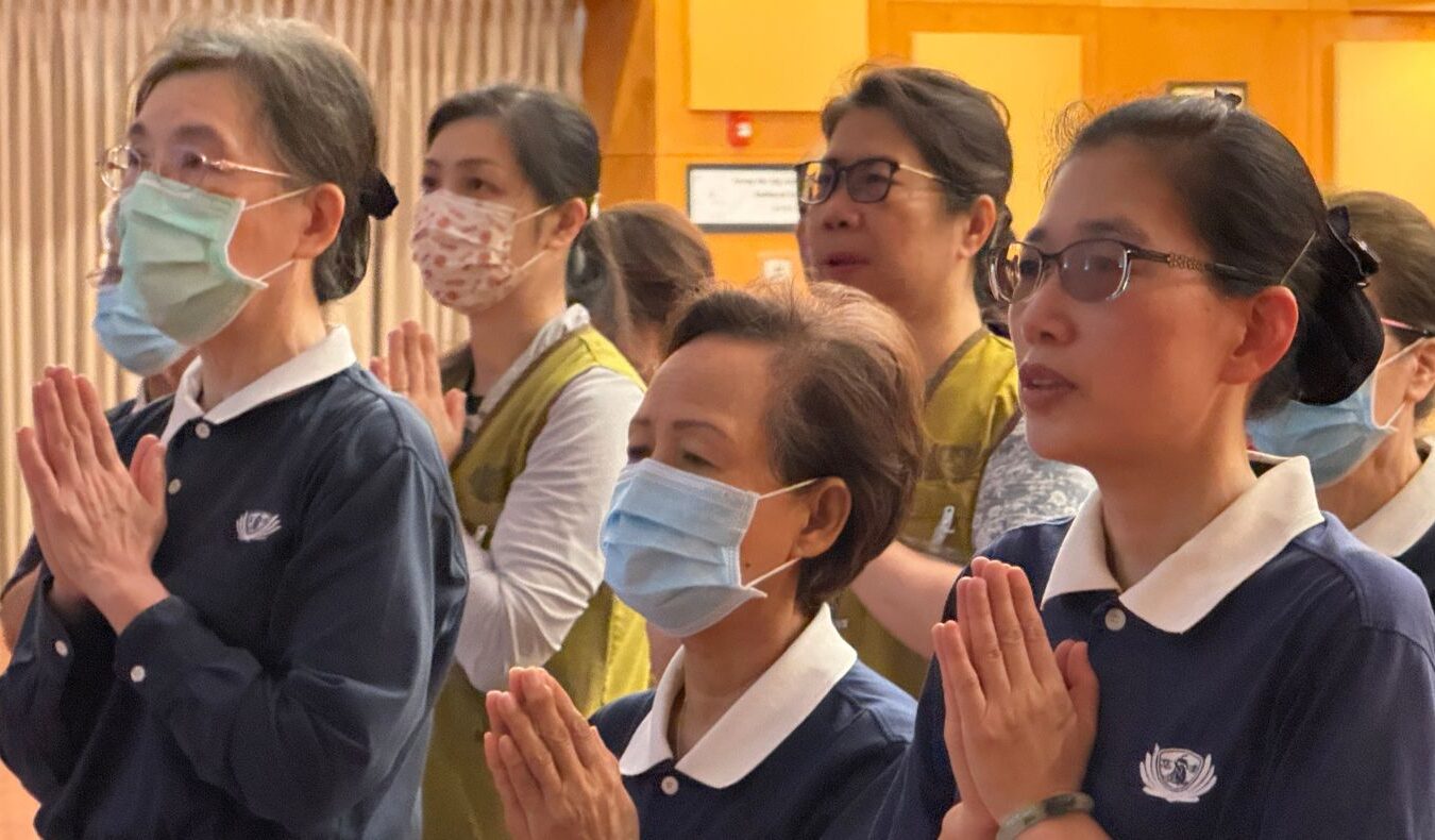 The participating volunteers prayed together and sent blessings to the victims of the Taiwan earthquake.