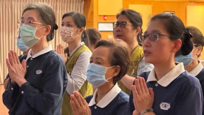 The participating volunteers prayed together and sent blessings to the victims of the Taiwan earthquake.