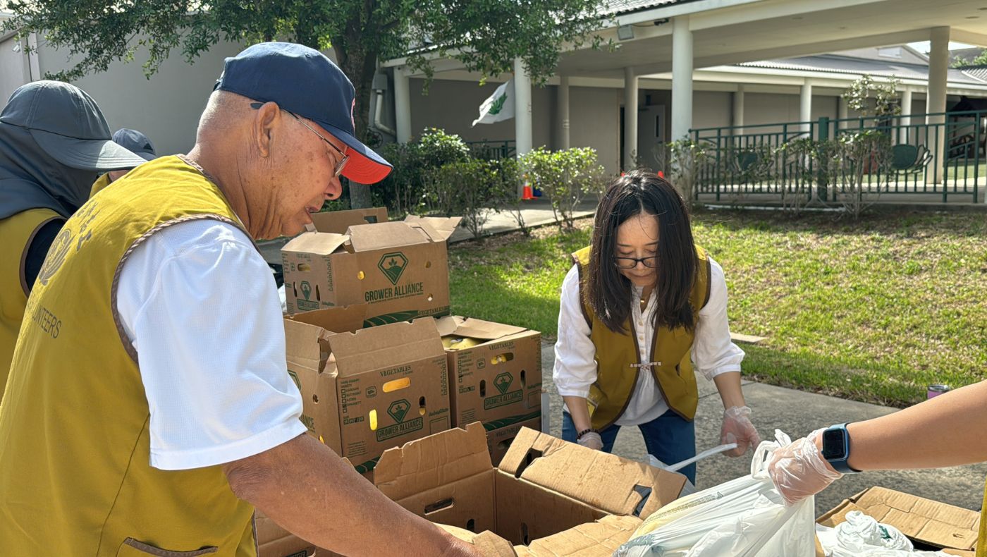 Vietnamese volunteer Beatrice Pham packs food with volunteers.