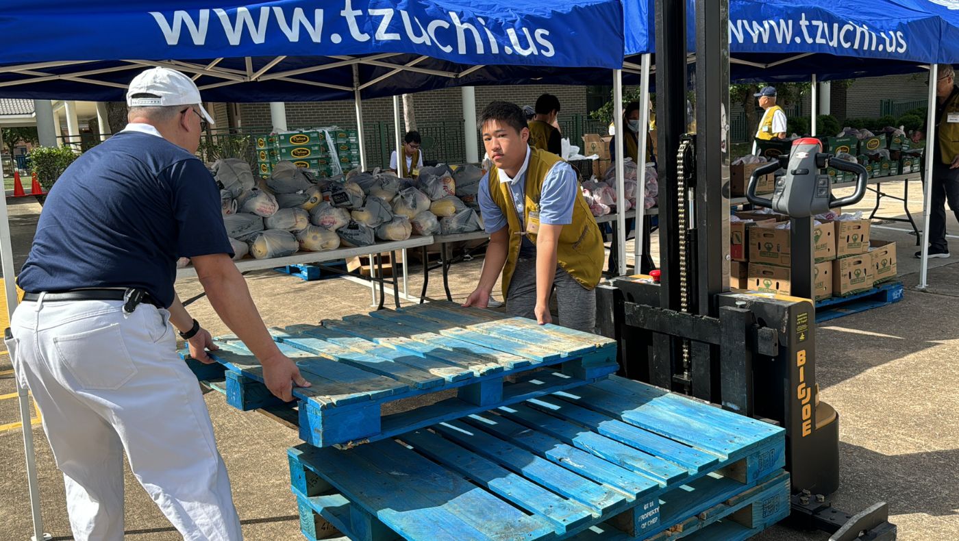 Tzu Chi's participation can help with labor-intensive tasks and make the distribution activities full of vitality.