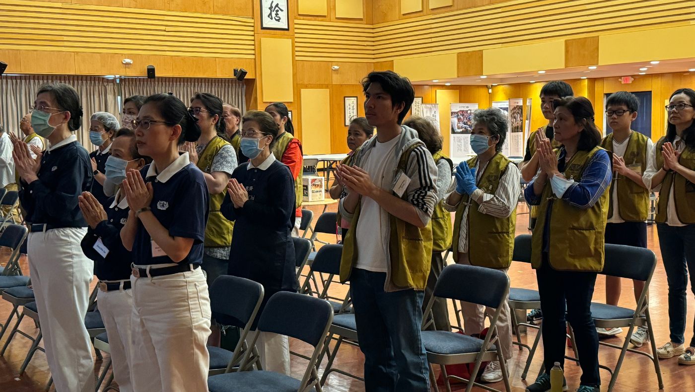 The volunteers, led by Luo Ji'ao, CEO of the Texas branch, first prayed for the earthquake-stricken areas in Taiwan.