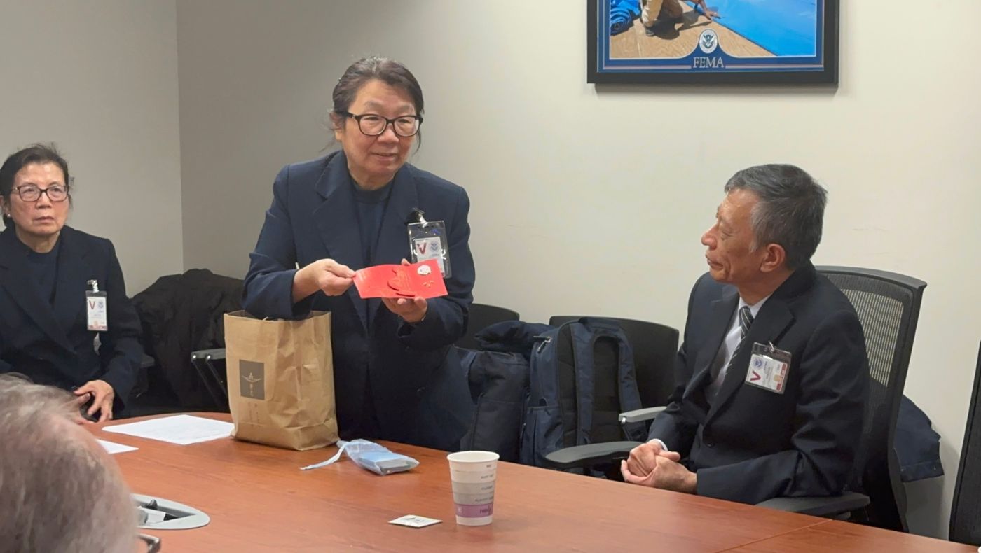 Zeng Cihui, CEO of Tzu Chi USA, explained on the spot that the Tzu Chi blessing red envelopes give positive energy to the victims.