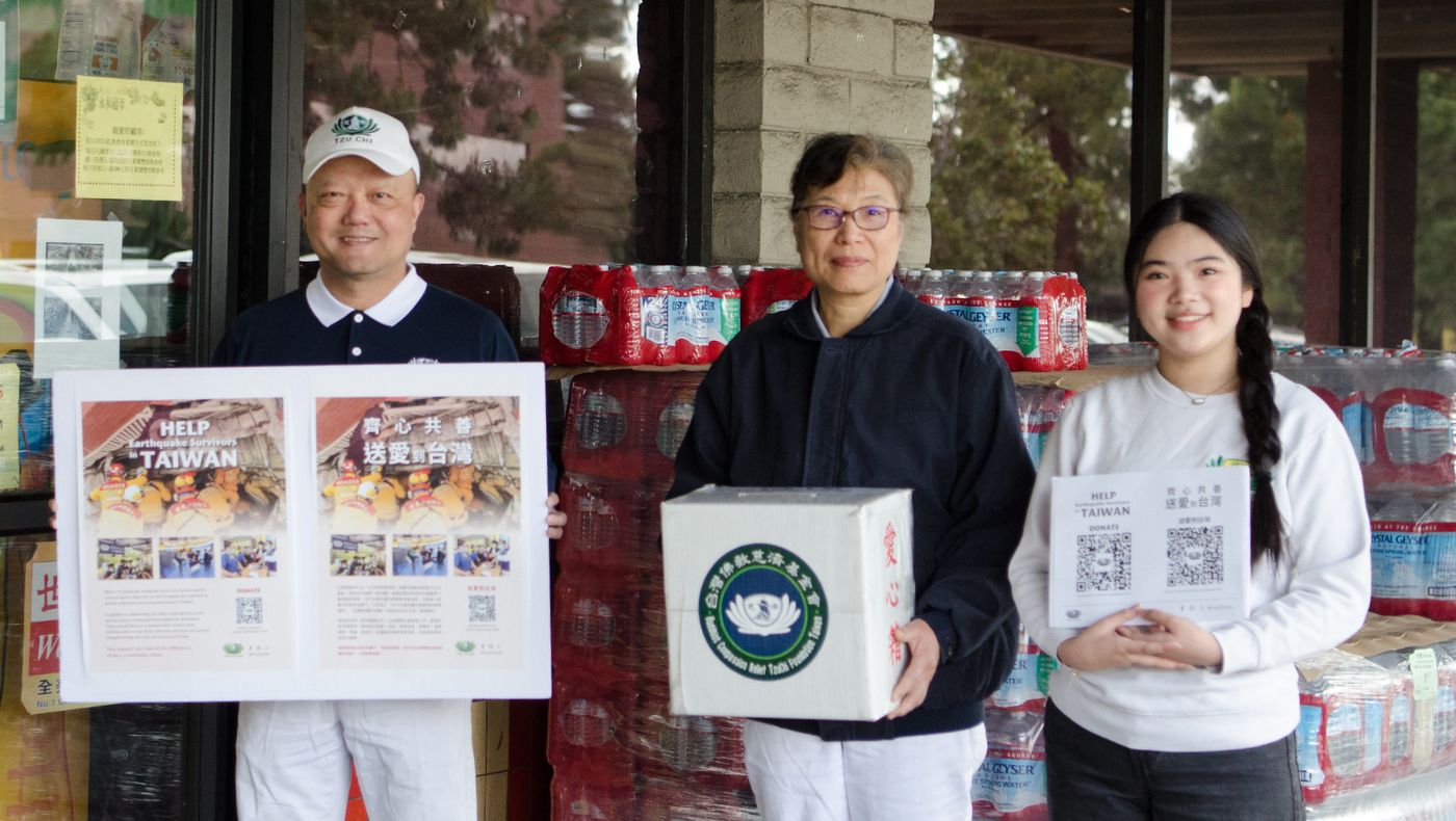 Student Chen Xiaoci (right) joins a community volunteer fundraising team to help Taiwanese folks.