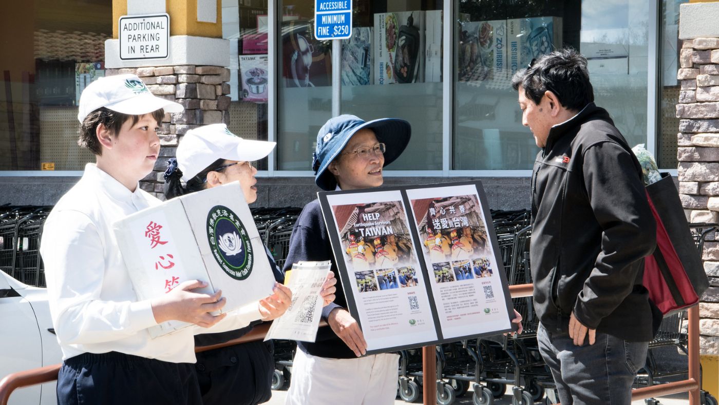 Middle school student Tang Laien (left) actively participated in street fundraising and called on the public to actively participate in the "Send Love to Taiwan" event.