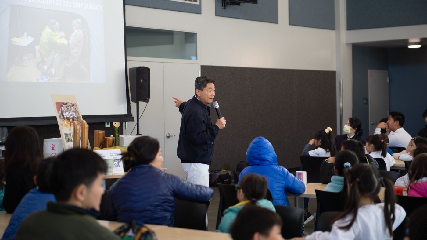 Jiang Guoan, the principal of Cupertino Humanities School, introduced the Tzu Chi emergency relief tent developed by Great Love Technology to parents.