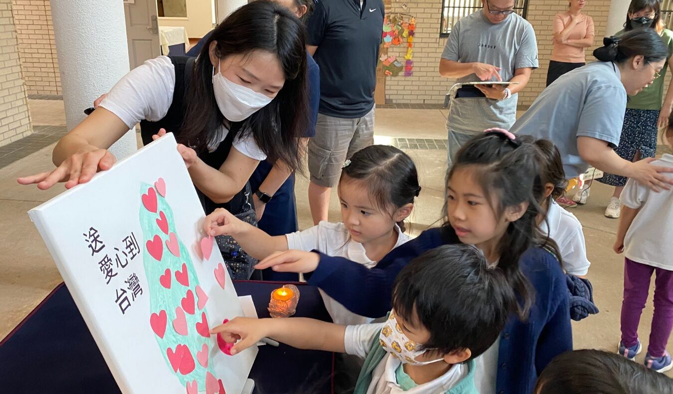 The children put love hearts on the pictures of Taiwan. When they posted them, they said I love Taiwan and sent "love" to Taiwan.