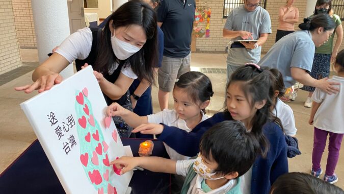 The children put love hearts on the pictures of Taiwan. When they posted them, they said I love Taiwan and sent "love" to Taiwan.
