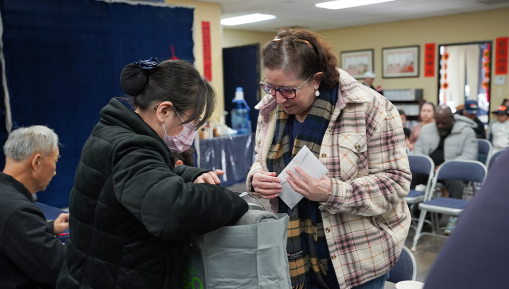 Voluntarios de Tzu Chi distribuyen suministros y tarjetas en efectivo a los sobrevivientes. Foto/Michael Mazur