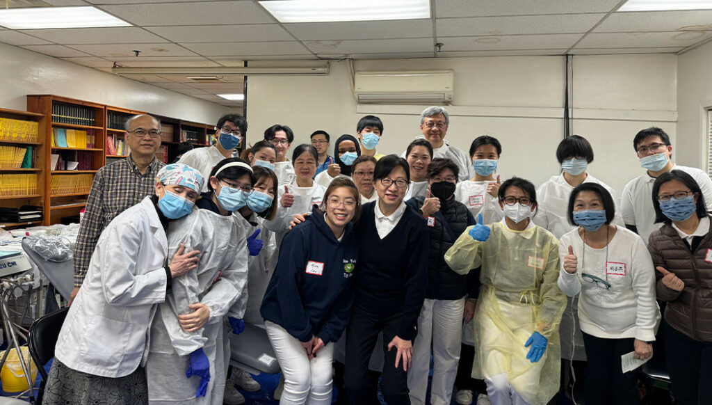 Los miembros de los equipos de TIMA se hacen fotos de grupo en la clínica ese día. Fotos/Sianhong Lo