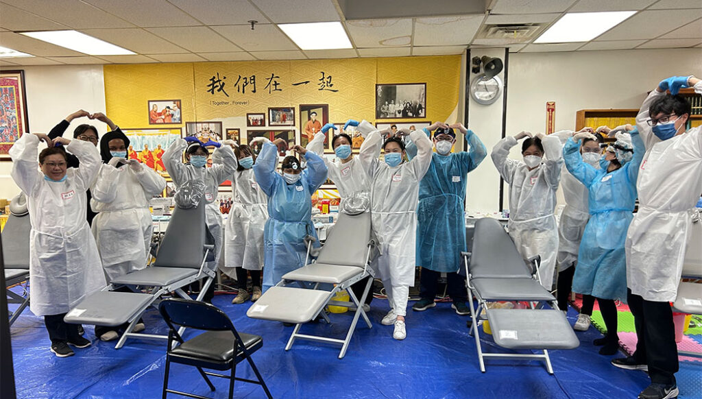Una foto de grupo de los médicos de TIMA en la clínica ese día. Foto/ Sianhong Lo