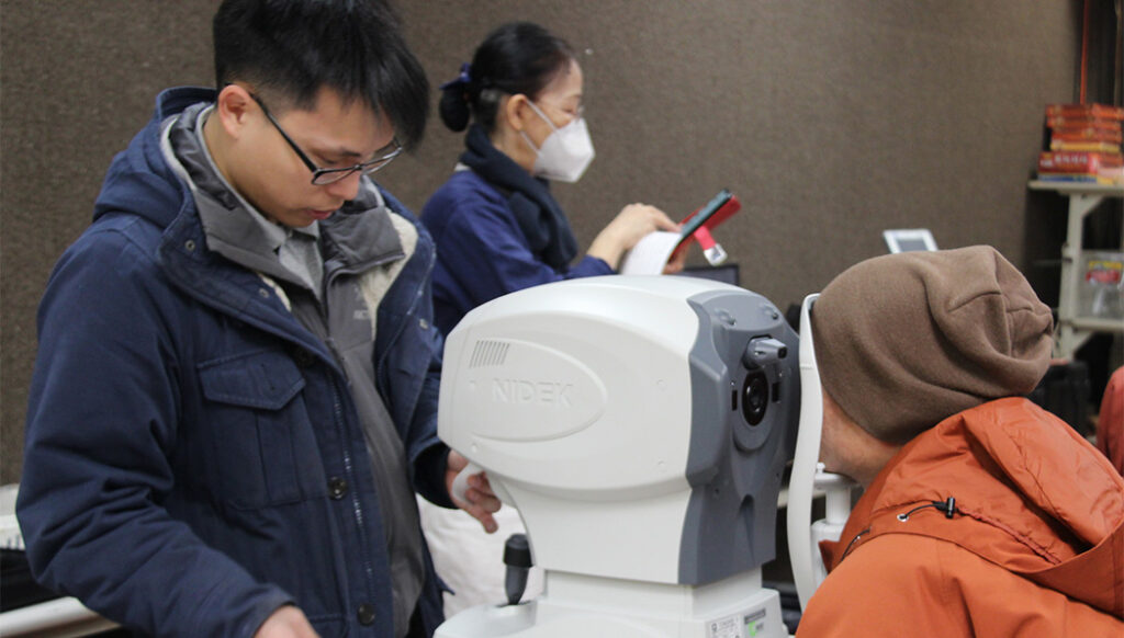 Médicos de TIMA realizan evaluaciones de la visión a los maestros. Foto/ Sianhong Lo