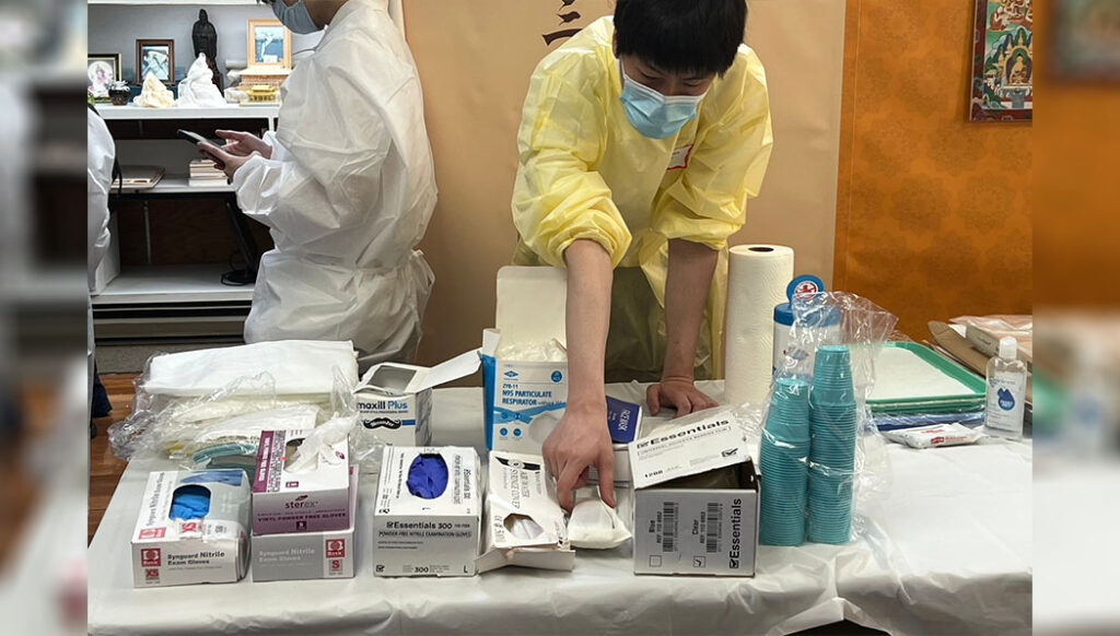 Médicos y voluntarios de TIMA trabajan intensamente en los trabajos preparatorios. Foto/Rita Lin