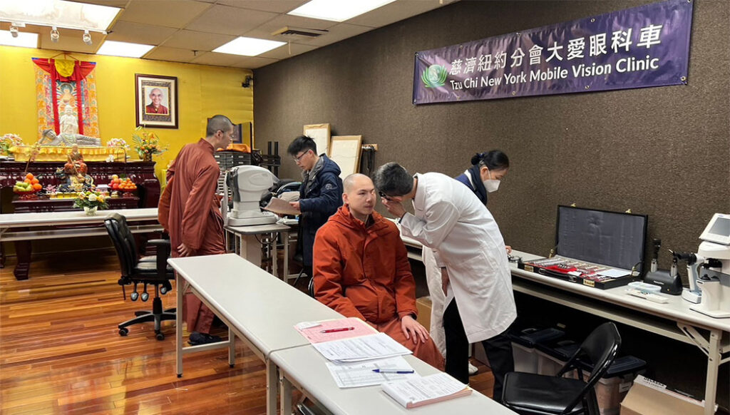 El departamento de oftalmología examina la salud ocular de los monjes. Foto/Rita Lin