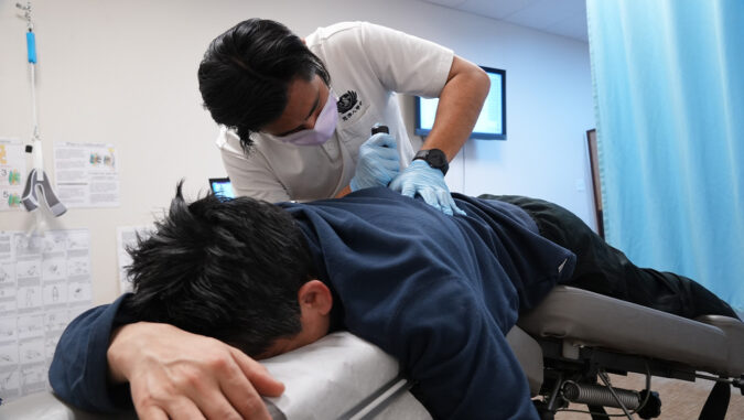 Chiropractic free clinic, doctors help patients adjust their backs