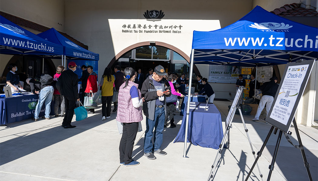 The co-organizers and partner organizations set up booths at the expo to promote family safety information to the public.