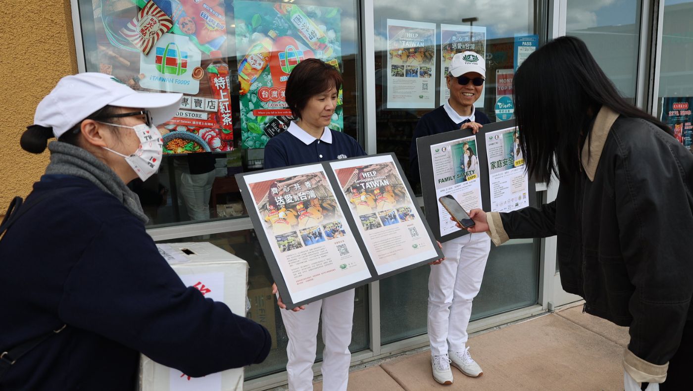 People outside the iTaiwan store learned about Tzu Chi’s fund-raising activities for the Taiwan earthquake and poured in their support.