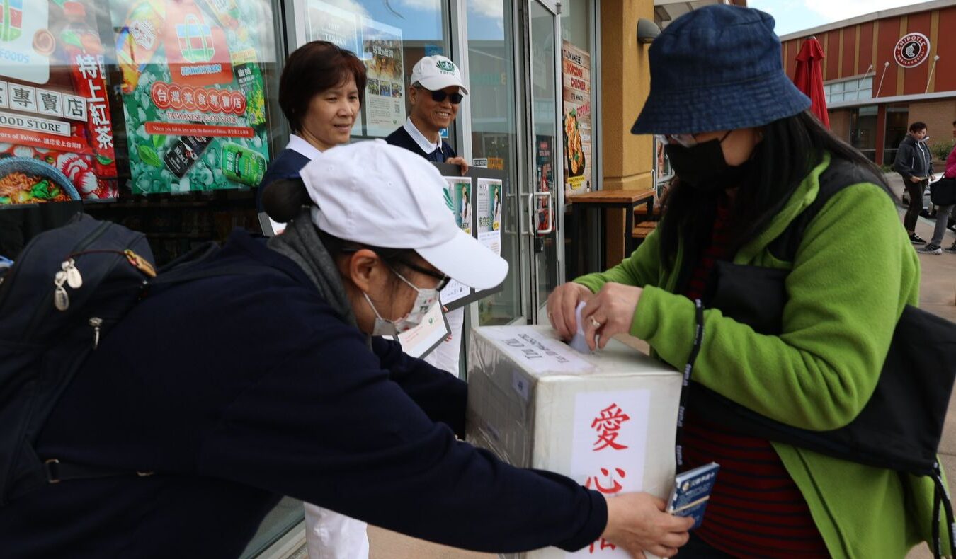 Tzu Chi volunteers asked the family members and colleagues to donate to support the earthquake in Taiwan.