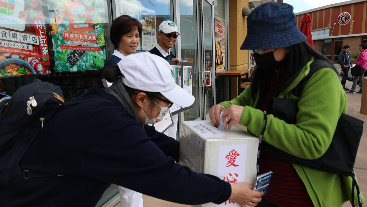 Tzu Chi volunteers asked the family members and colleagues to donate to support the earthquake in Taiwan.