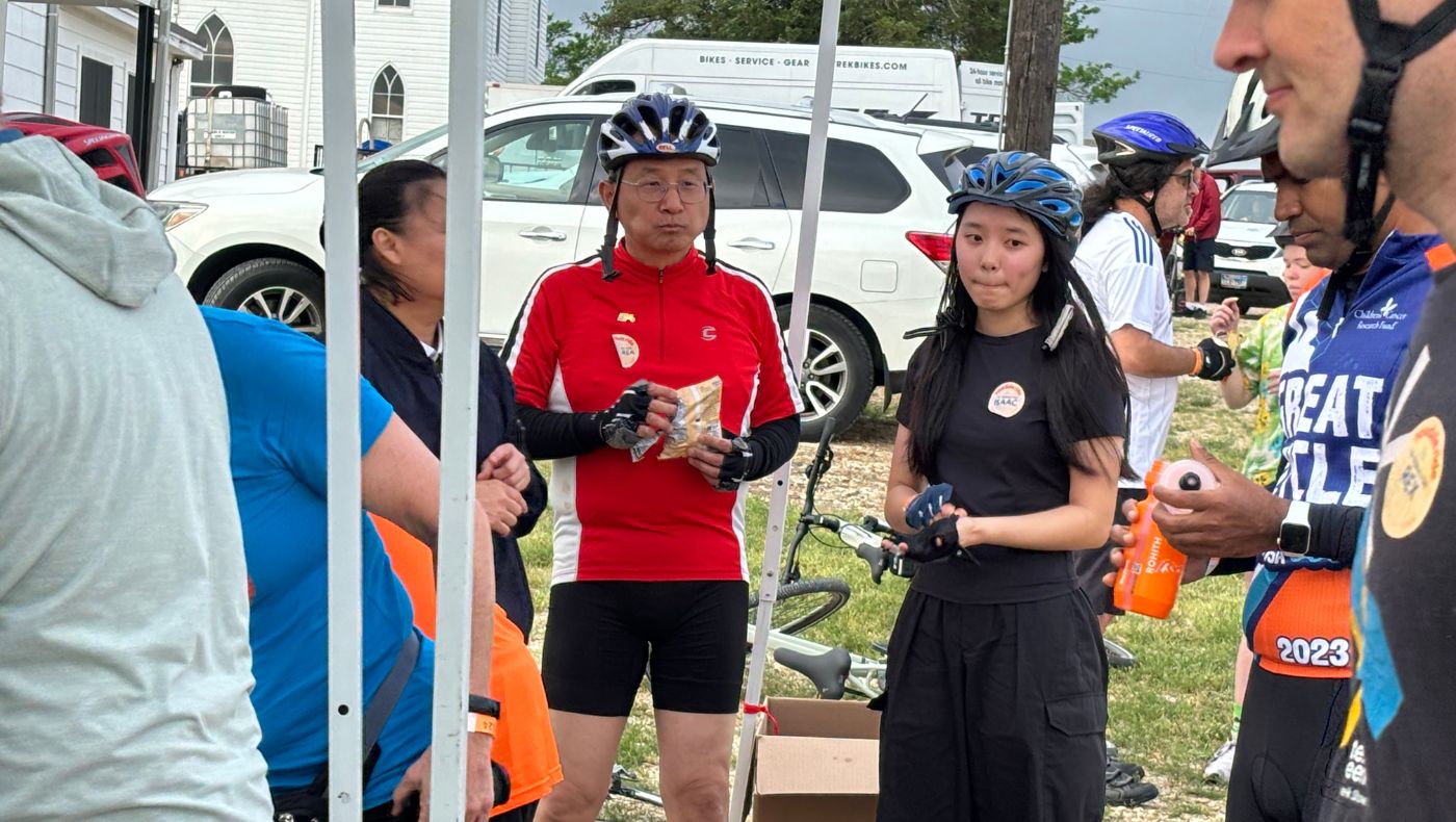 Volunteer Luo Wenjiang (second from left) is not only responsible for liaising with volunteers at the disabled school every Wednesday, but also participates in the Rosedale bicycle riding event every year.