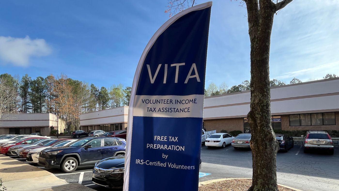 The parking lot at the entrance of Tzu Chi Atlanta Branch’s “Free Tax Preparation Service (VITA)” was full of people’s cars.