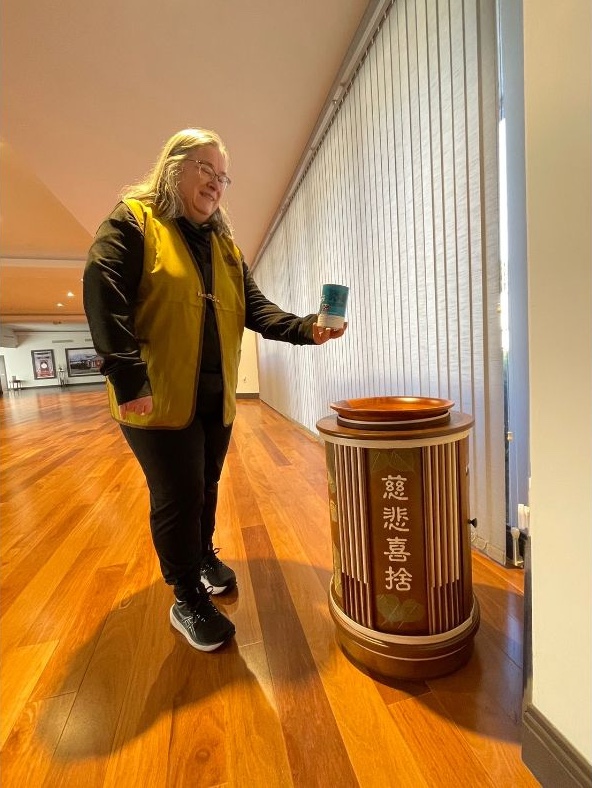 Mary Weber brought the bamboo tube to the Tzu Chi Club in the hope of contributing to the fund-raising for the "Together we are doing good, sending love to Taiwan" earthquake relief fundraiser.