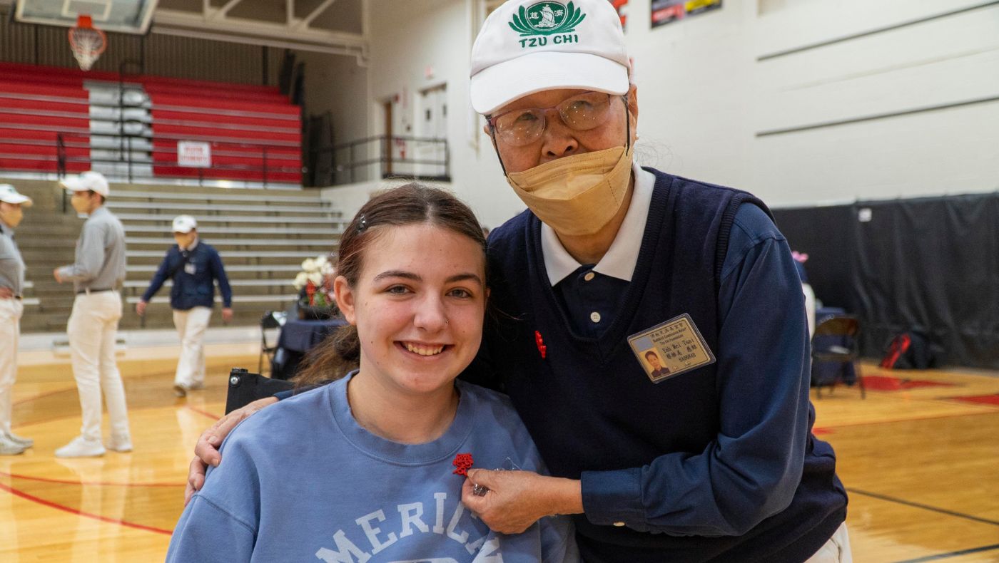 Cai Yamei took photos with the victims.