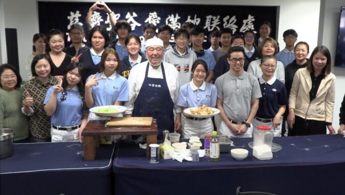 Tzu-chan and his parents cooked delicious vegetarian food with the chef during the training class.