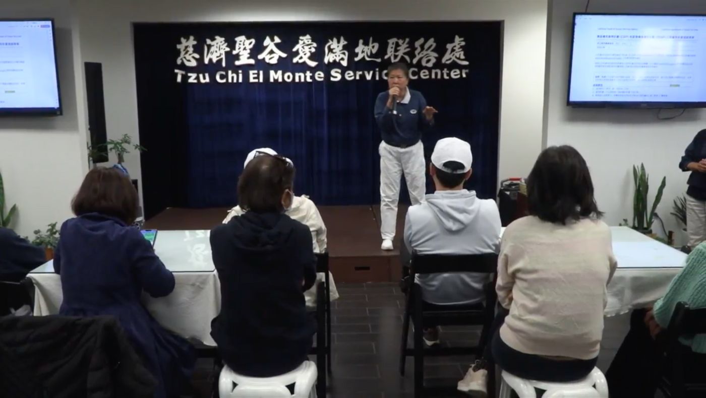 Tzu Chi volunteer Tan Mei Ping conducts civil rights training for many volunteers at the Amity Liaison Office in Southern California.