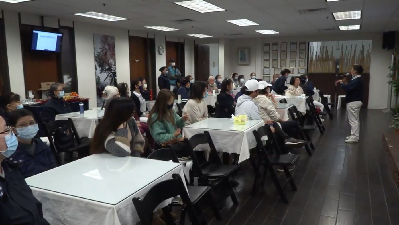 Tzu Chi volunteers discuss how to solve problems when they encounter them.