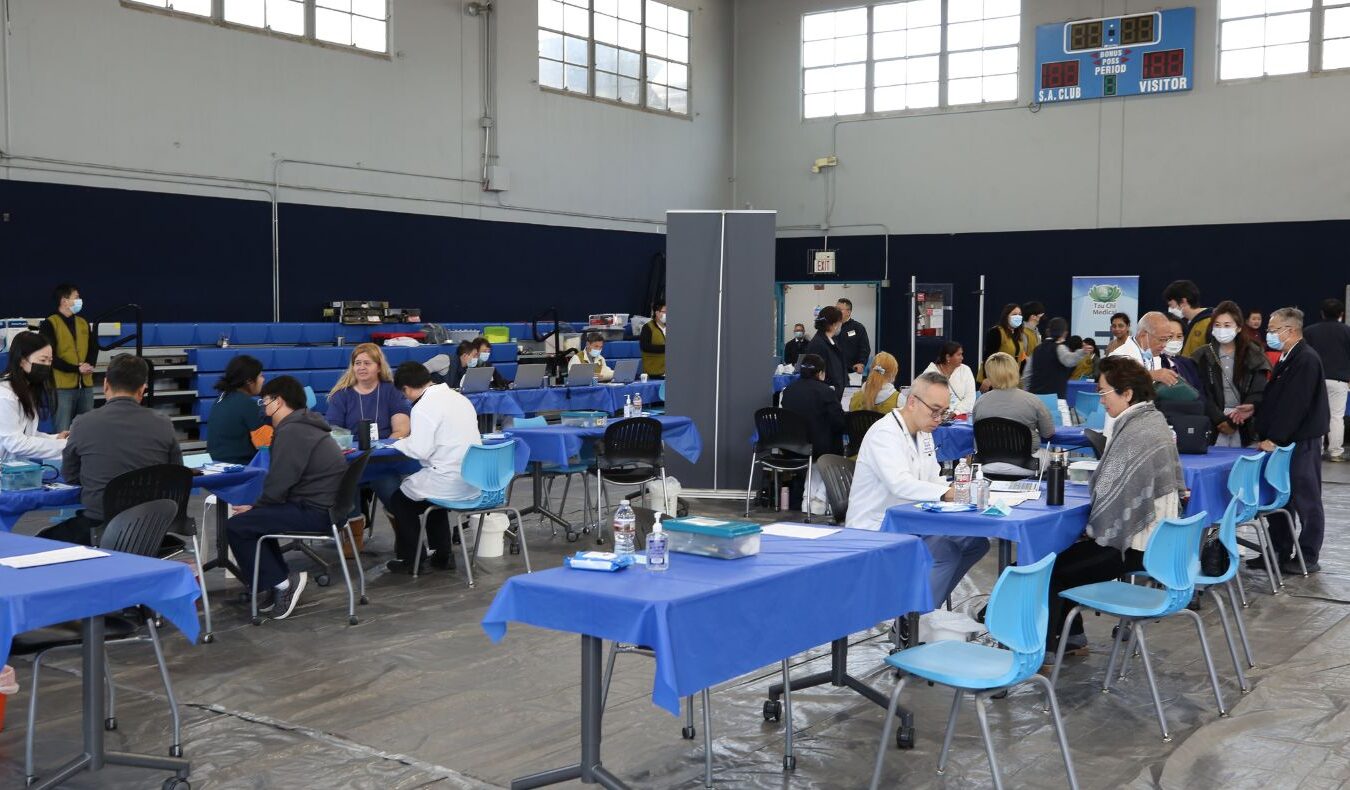 Tzu Chi volunteers from the Orange County Liaison Office in Southern California held the first large-scale free clinic of the year at the Boys and Girls Club in Santa Ana, providing Western medicine, traditional Chinese medicine, acupuncture, and dental services to local disadvantaged families.