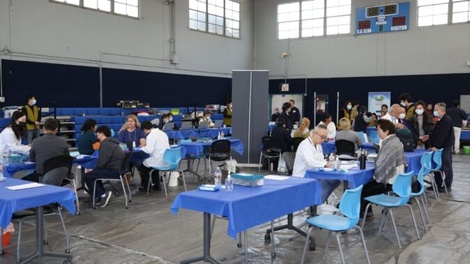 Tzu Chi volunteers from the Orange County Liaison Office in Southern California held the first large-scale free clinic of the year at the Boys and Girls Club in Santa Ana, providing Western medicine, traditional Chinese medicine, acupuncture, and dental services to local disadvantaged families.