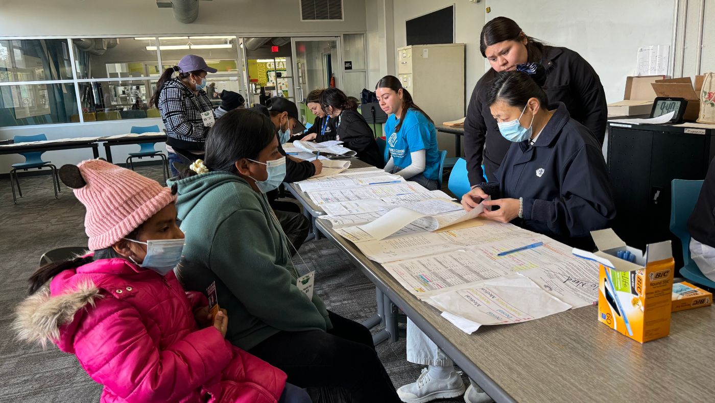Tzu Chi’s bilingual volunteers help patients receive medical treatment easily.