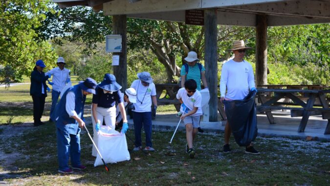 Tzu Chi volunteers in Miami participated in the annual beach cleanup event in Miami-Dade County with Tzu Chi Youth, Tzu Chi Youth, and teachers, students, and parents of Miami Tzu Chi Humanities School.