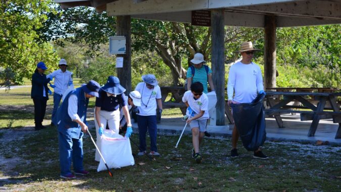 Tzu Chi volunteers in Miami participated in the annual beach cleanup event in Miami-Dade County with Tzu Chi Youth, Tzu Chi Youth, and teachers, students, and parents of Miami Tzu Chi Humanities School.