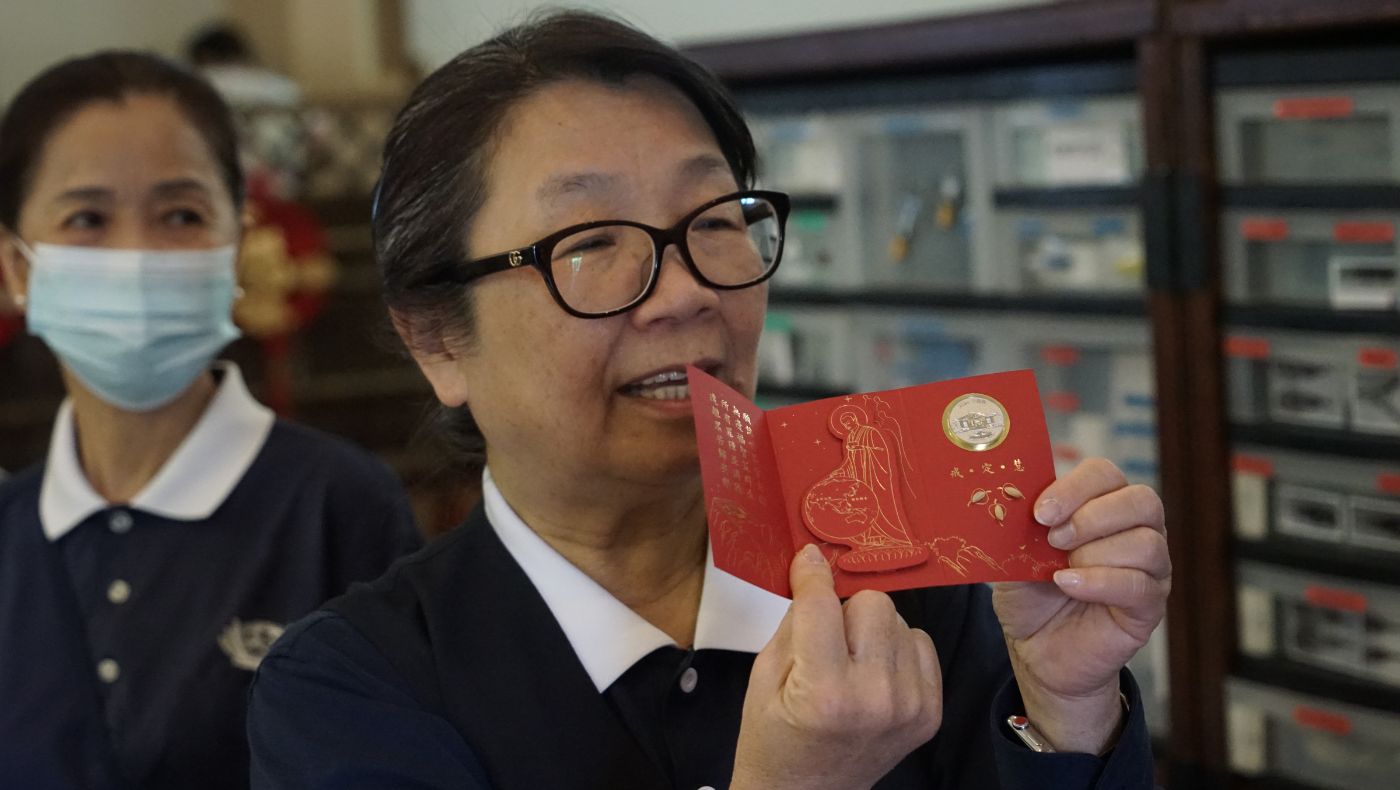 Tseng Cihui, CEO of Tzu Chi USA, introduced the profound meaning of Fuhui red envelopes.