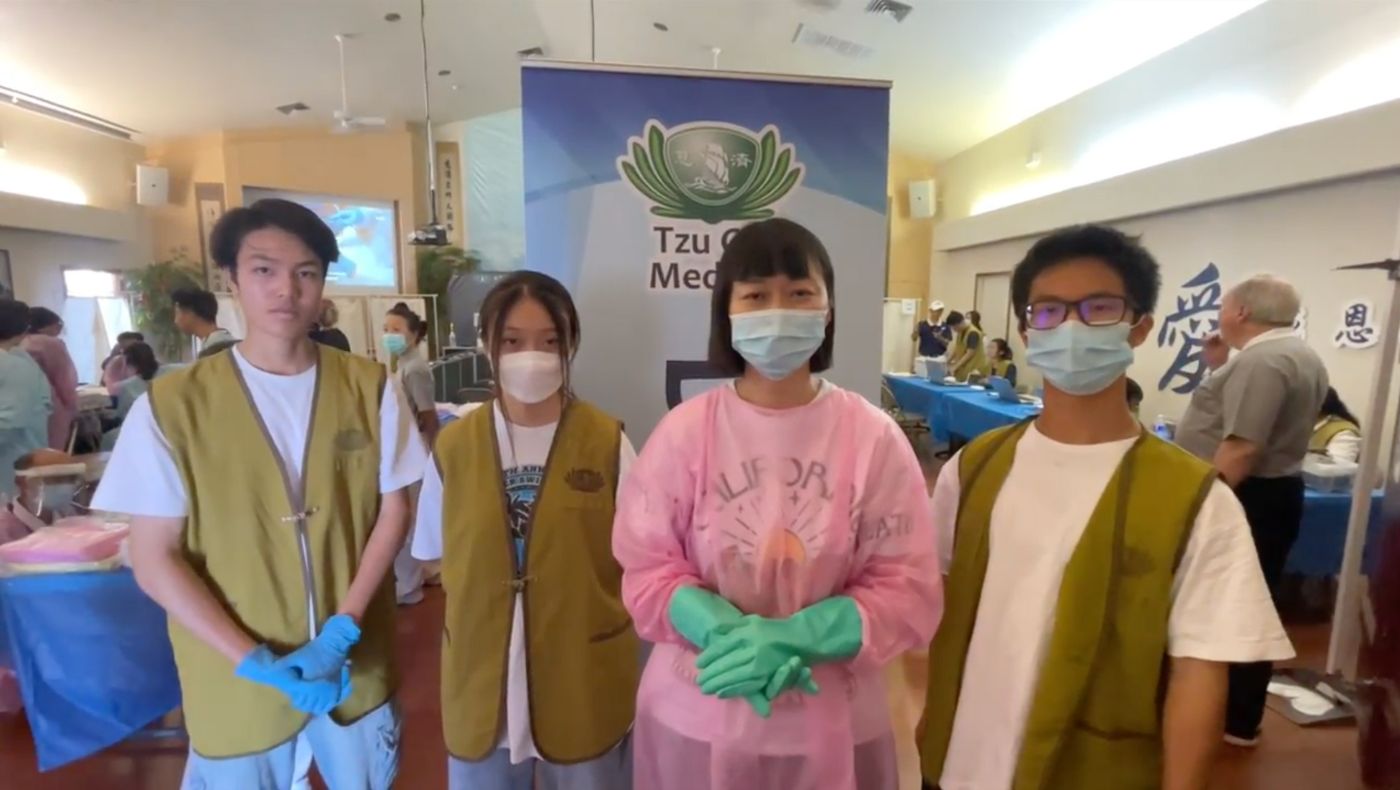 TSMC family member Qiu Shuling (second from right) and many children participated in the Tzu Chi free clinic for the third time.