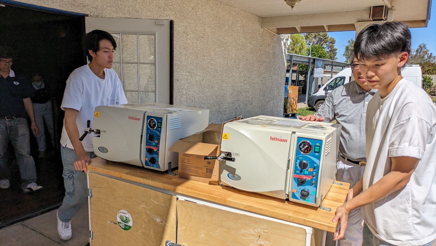 Two brothers from TSMC's family helped move the heavy objects.