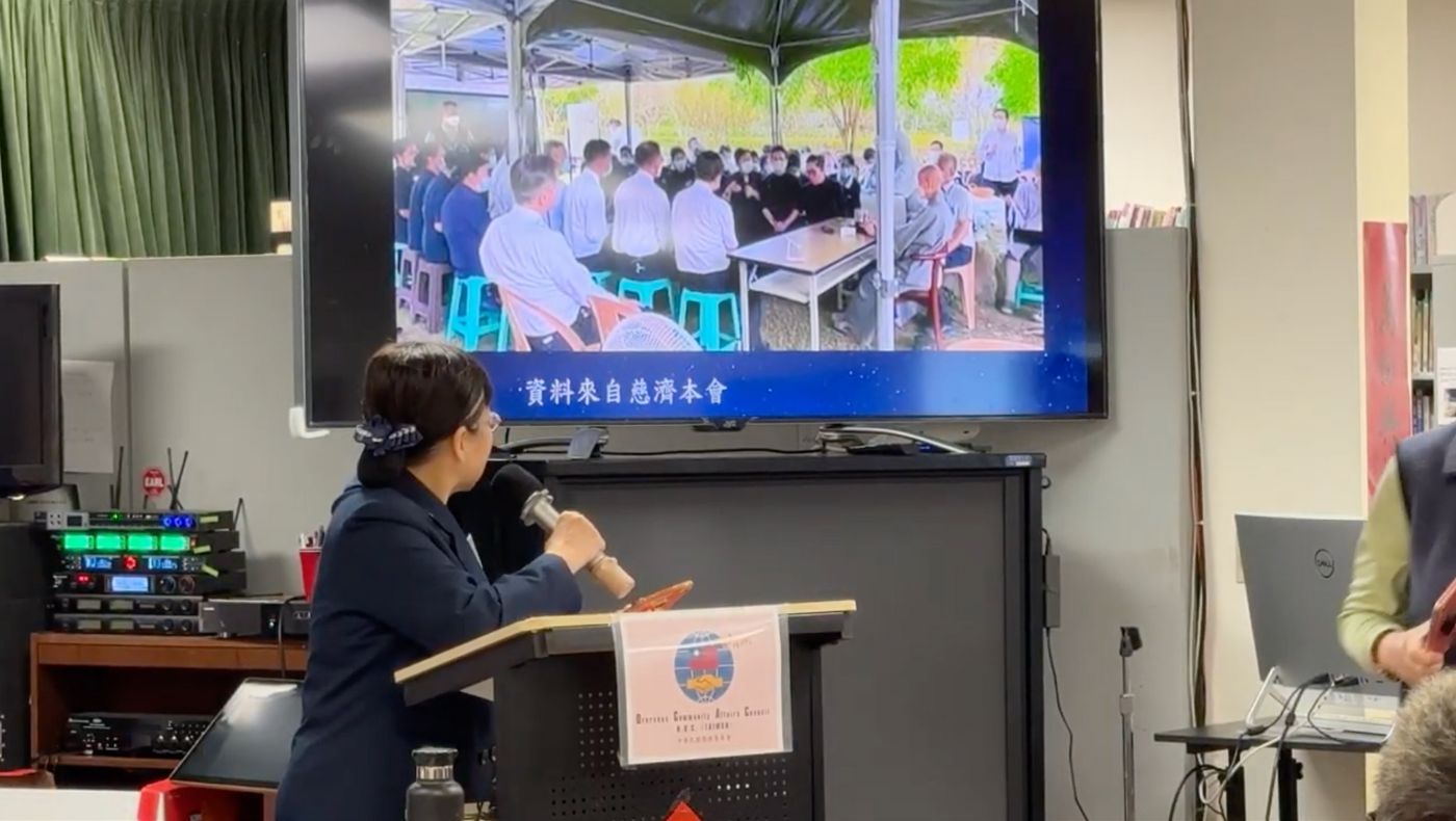 The overseas Chinese listened intently as Tzu Chi volunteers provided assistance in the disaster area.