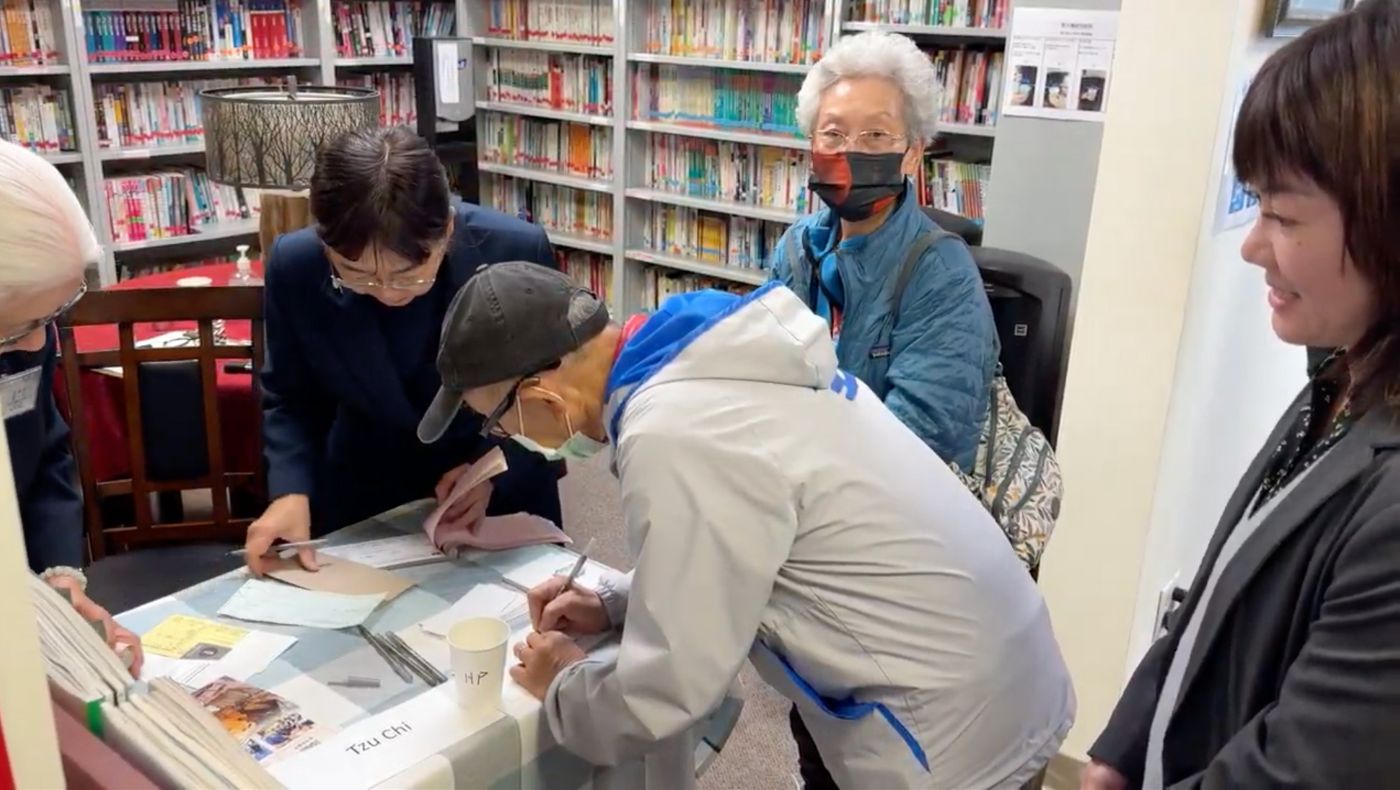 During the intermission of the anti-AI fraud lecture, Taiwanese overseas Chinese in the United States rushed to write checks to donate for the Taiwan earthquake.