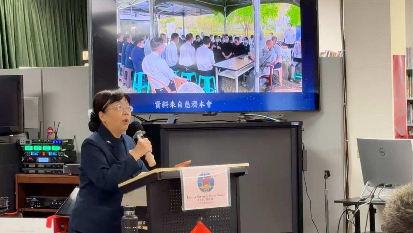 Tzu Chi volunteer Wang Chunjin and the overseas Chinese explained that Master Cheng Yan personally took charge of the disaster relief.