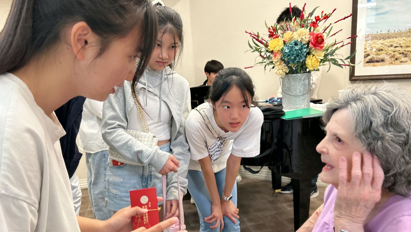 The children of TSMC family members have actively participated in the activities organized by Tzuchi to care for the elderly homes, giving warmth and care to the elderly in the community.