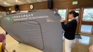 Building a partition screen is very simple. Tzu Chi volunteers demonstrated how to build a Jing Si Fu Hui screen on site.