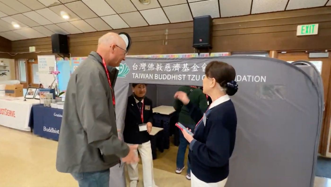 Tzu Chi volunteers introduced the Jingsi Fuhui screen to other participating organizations.