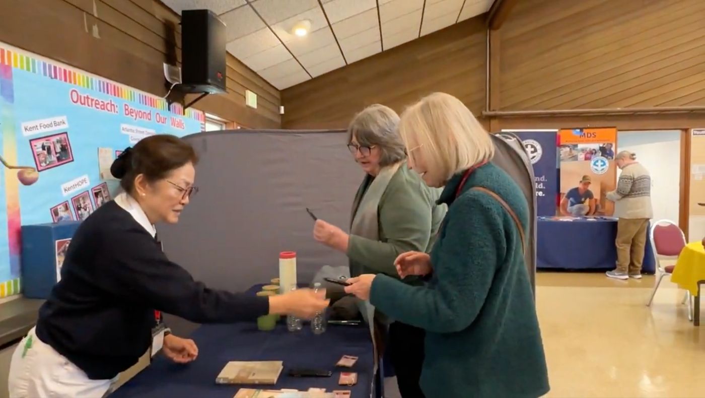 Everyone was amazed at the environmental protection of Tzu Chi’s disaster relief materials.
