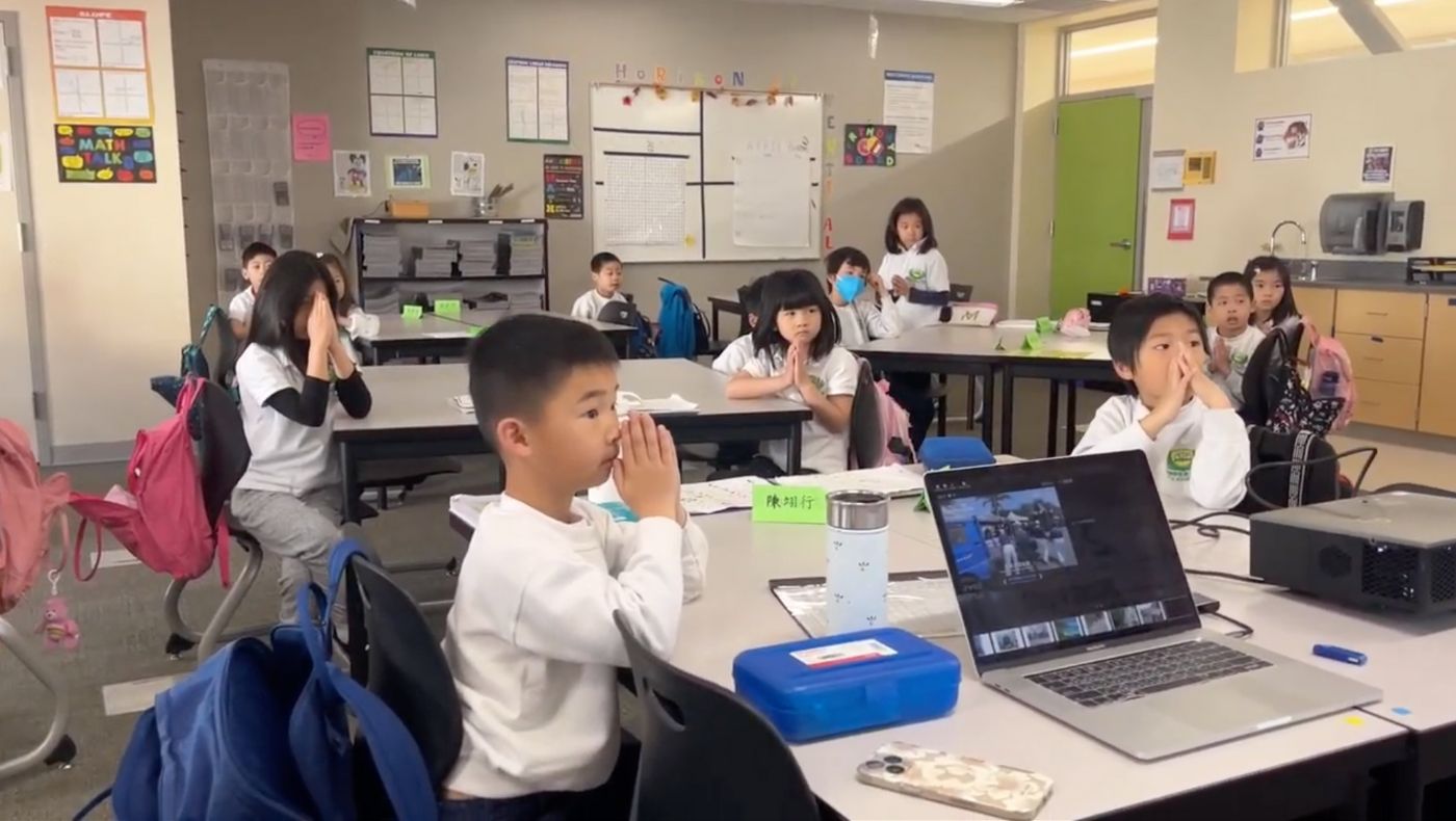 Teachers from the four-year tolerance class and the one-year contentment class explained the Hualien earthquake to students and led them in prayer.