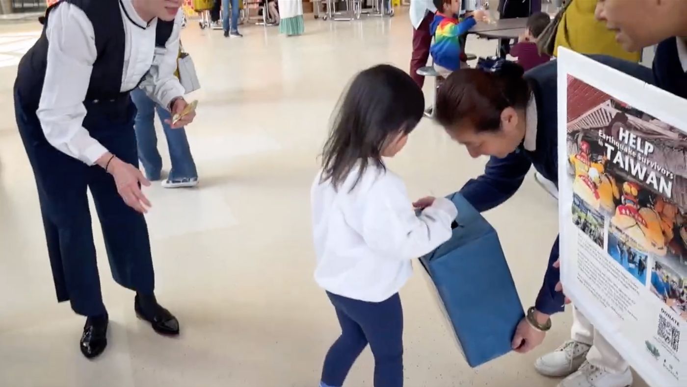 In the kindergarten welfare class, teacher Zhuang Yazhu specially guided the children to donate their honor cards.