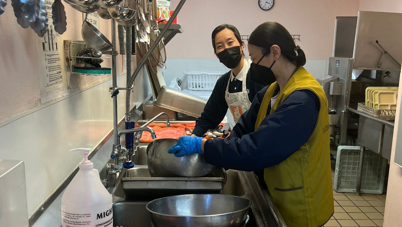 After the meal, volunteers Cai Jiawen and Yu He worked together to wash the dishes and complete the aftermath.