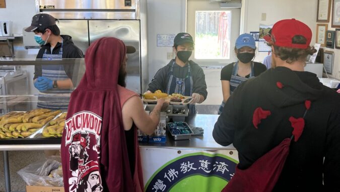 Tzu Chi’s You Kaiya volunteer team invited local students, community parents and nine young students to prepare hot vegetable meals for local street residents.
