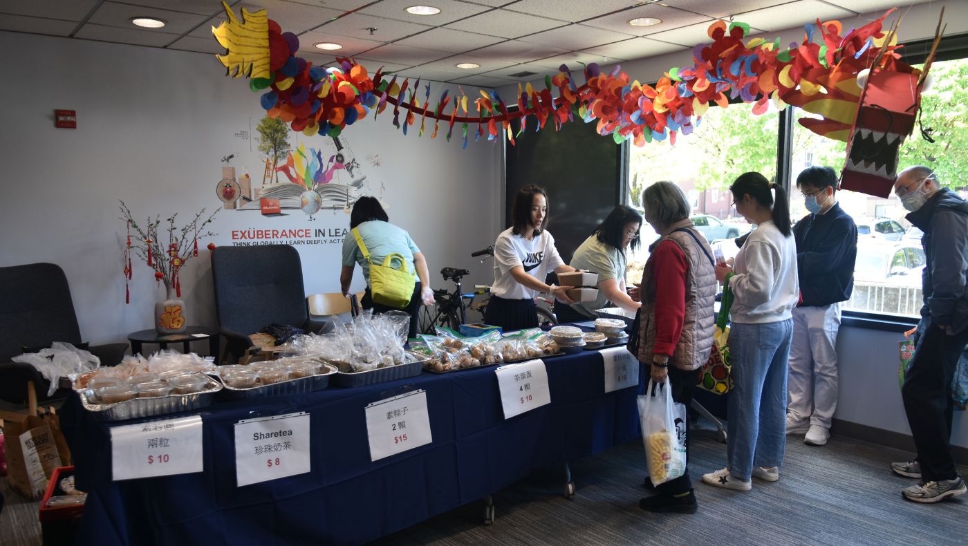 波特蘭人文學校家長踴躍支持送愛到台灣素食義賣活動。攝影／蔣巨濤